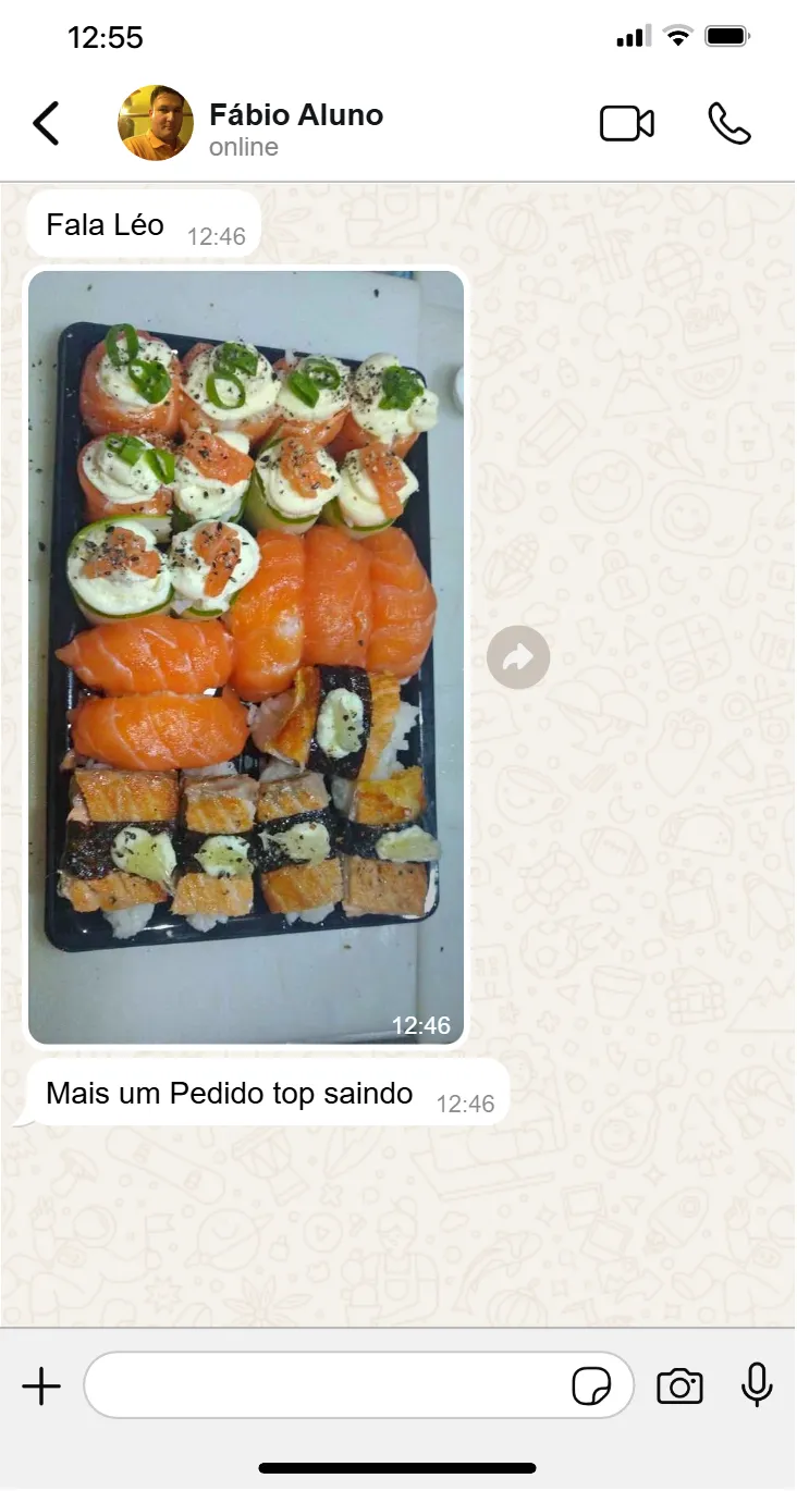 Fábio mostra seu preparo de sushi e escreve: Mais um Pedido top saindo.
