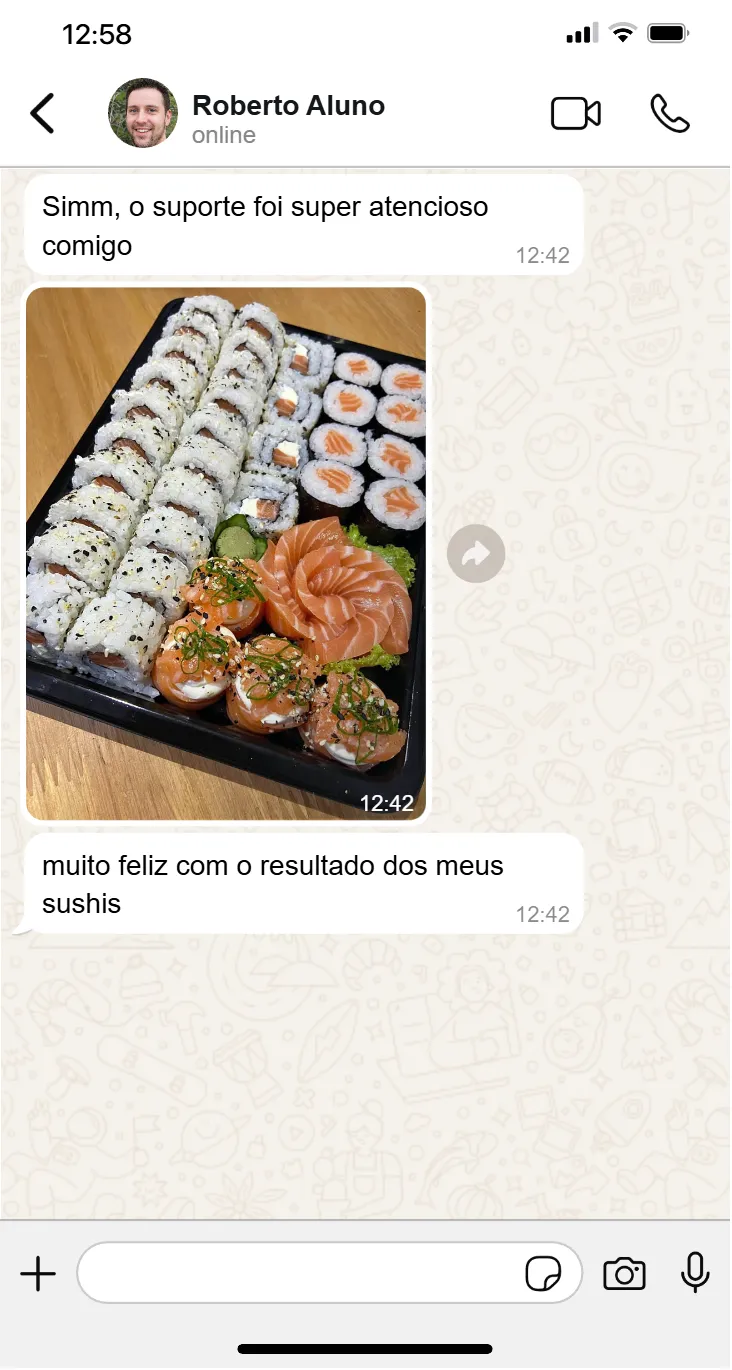 Roberto mostra os pratos que preparou e diz estar muito feliz com o resultado dos seus sushis.