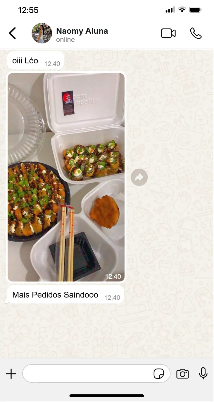 Naomy compartilha uma foto de sushi em embalagens e escreve: Mais Pedidos Saindooo.