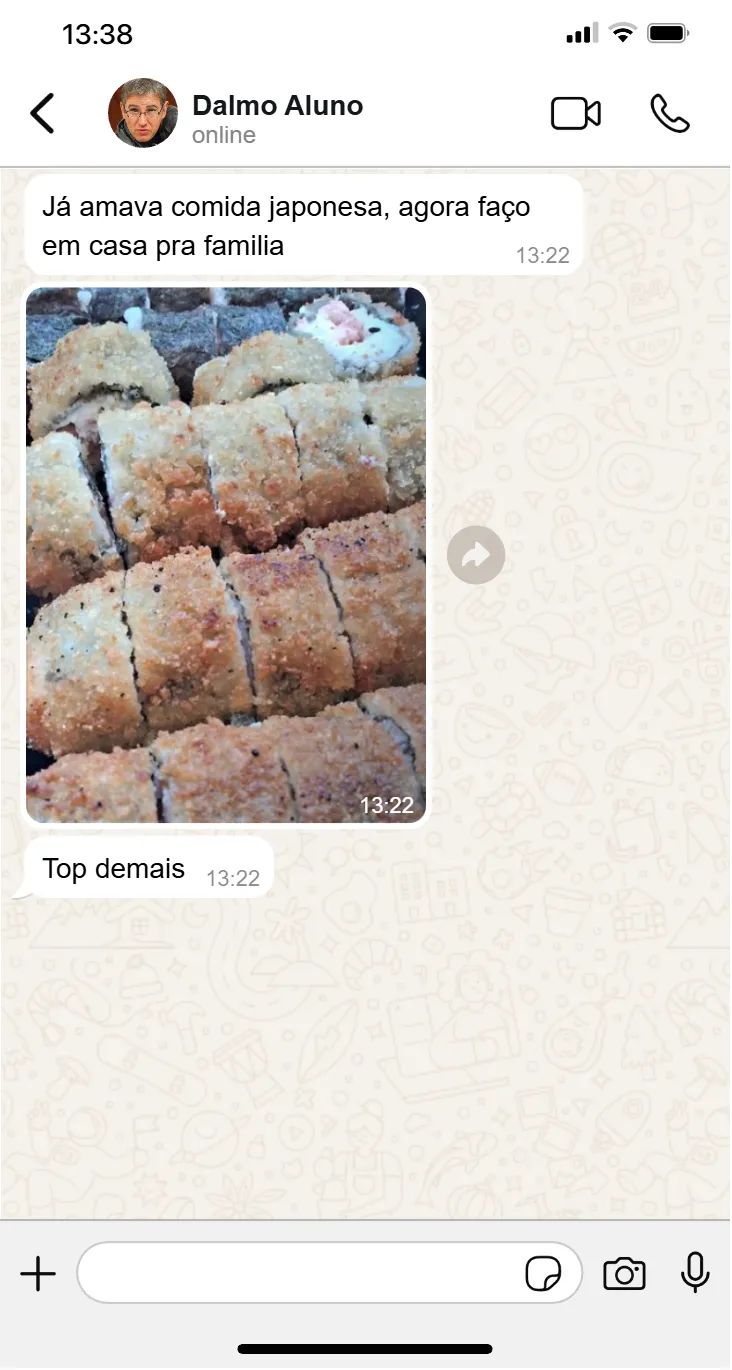 Dalmo mostra seus rolinhos e conta que já amava comida japonesa e agora faz em casa para a família.