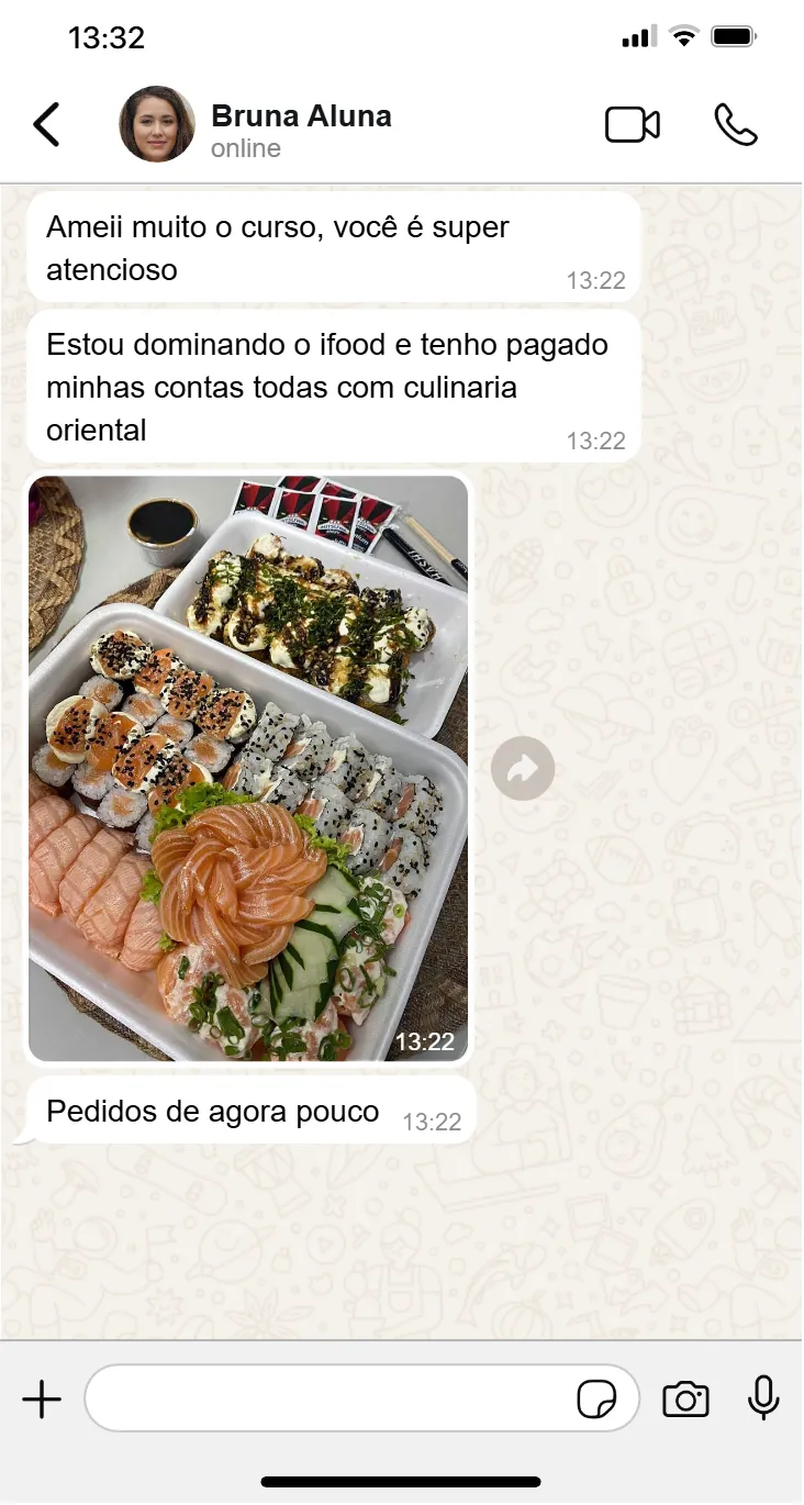 Bruna elogia o curso, mostra pedidos e relata pagar suas contas com culinária oriental e vender pelo iFood. É uma experiência individual.
